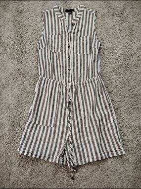 Kelly Renee Striped Linen Blend Sleeveless Button Romper in White & Oraneg Sz S